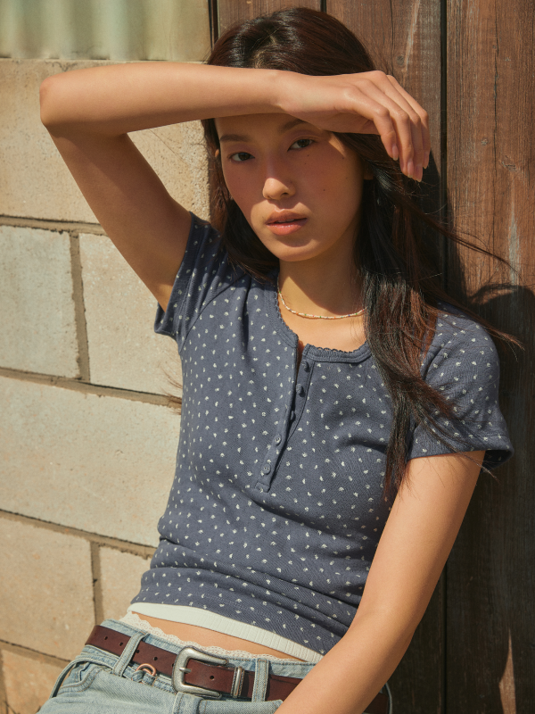 WHOAU Áo thun nữ Eyelet Henley Neck T-Shirt_WHRAG2532F
