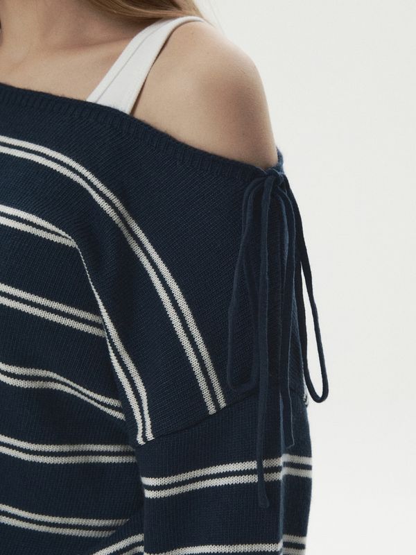 WHOAU Áo len Off-Shoulder Ribbon Pullover_WHKAGB938F