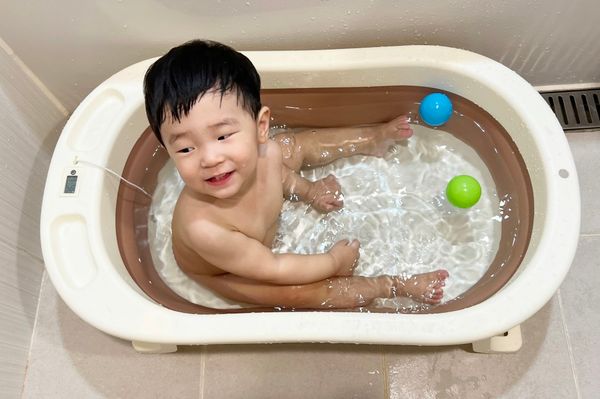 Chậu tắm cảm biến nhiệt, dễ gấp gọn, giúp mẹ tắm bé La vikit dành cho trẻ từ 0-4 tuổi